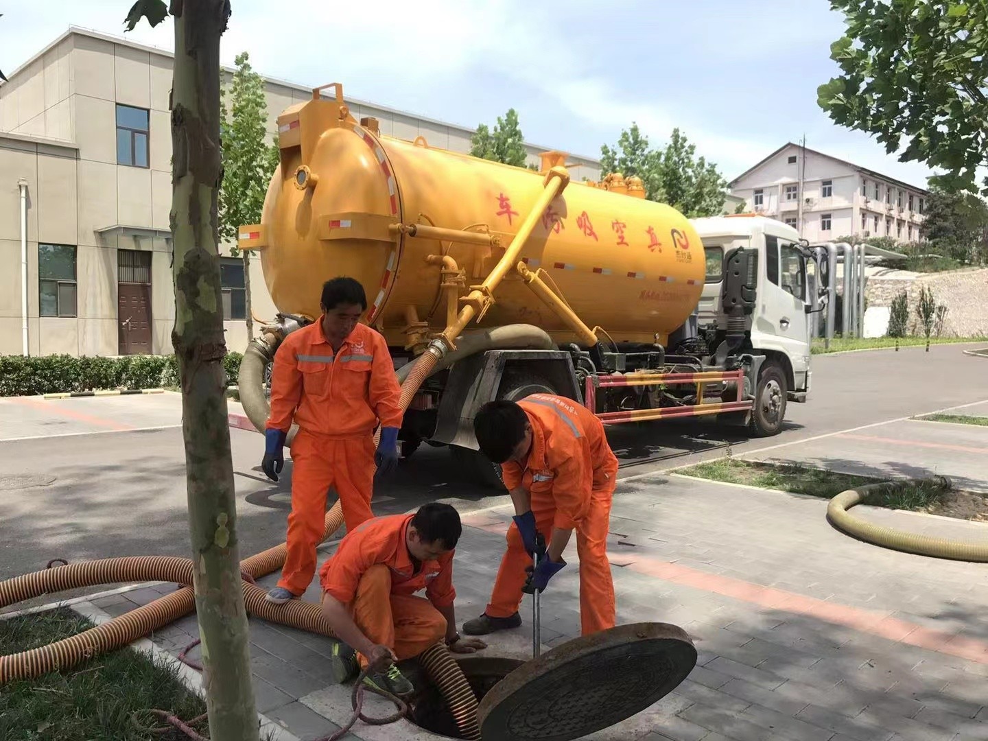 三门管道疏通车停在窨井附近