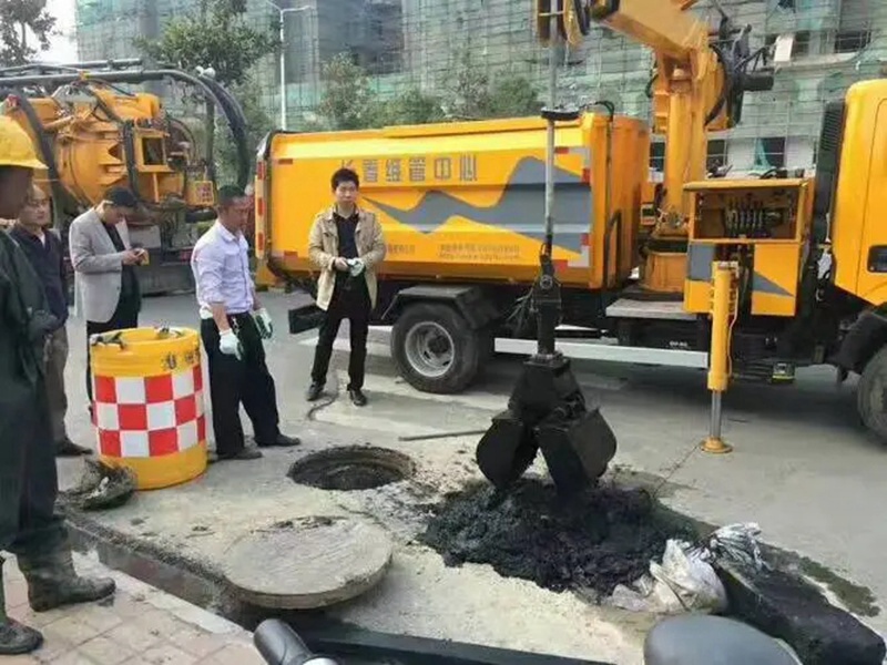 三门街道：网格员化身“清道夫”，为民解忧疏通“堵心”化粪池