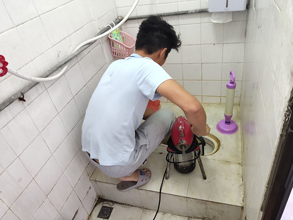 三门肥皂掉到马桶里把马桶堵住了怎么办？马桶堵住了怎么办