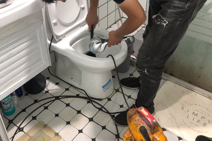 三门马桶堵塞自己疏通还是找师傅?专业上门服务让你省时更省心